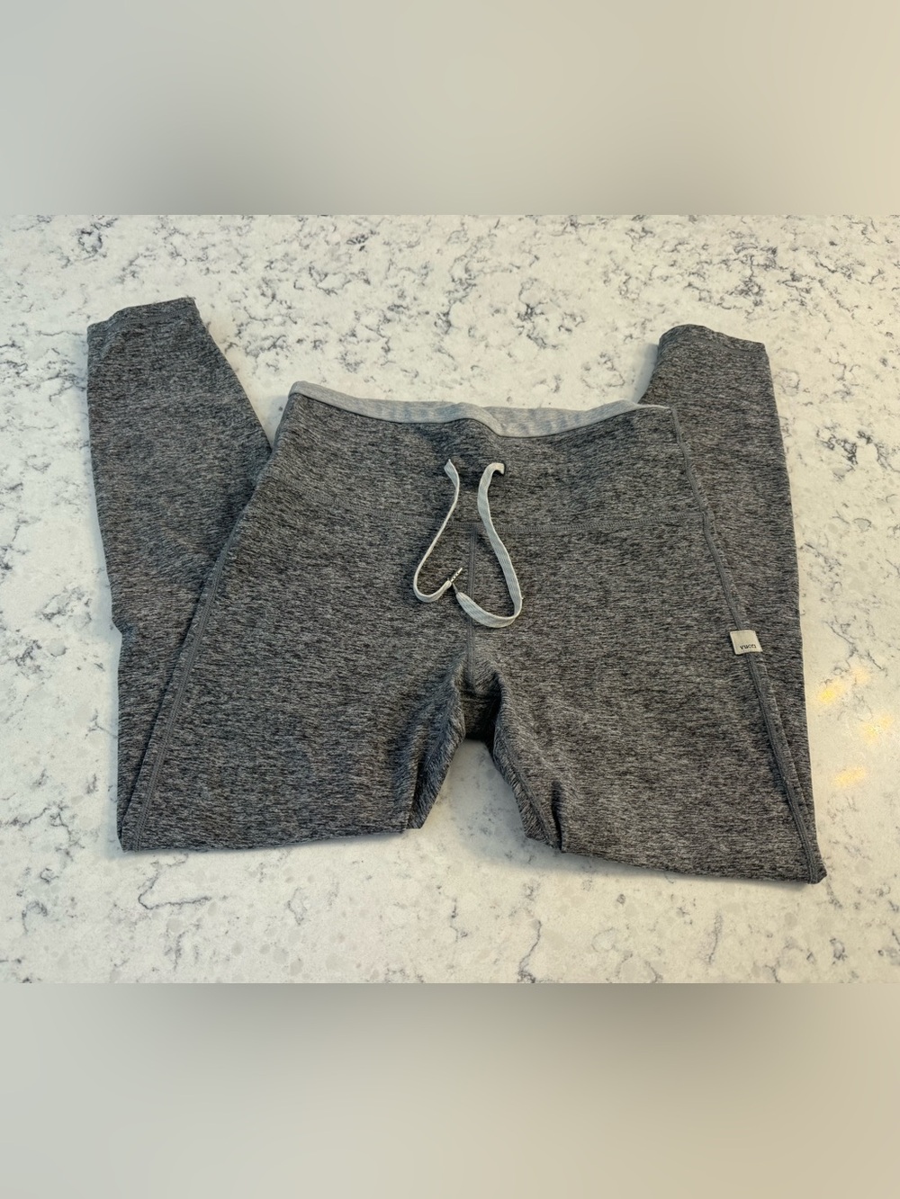 Vuori Women’s Heathered Gray Leggings. Size Medium. EUC